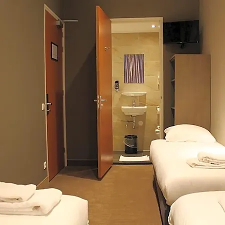 Blossoms Hotel 2*
