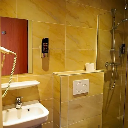 Blossoms Hotel 2*